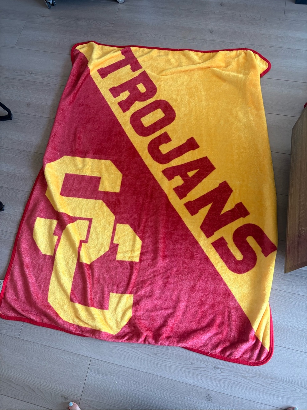 USC Trojans Logo Red & Yellow Throw Blanket